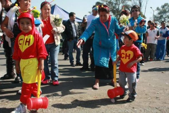 Niños vestidos de Chapulín Colorado afuera del Estadio Azteca. Las personas llegaban con flores blancas.