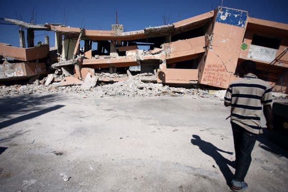 Días después, corrió la voz de que el Palacio Nacional sería demolido. En la radio decían que Francia había prometido ayudar a construir otro nuevo. El 8 de abril, la multitud se aglomeró para presenciar la demolición.