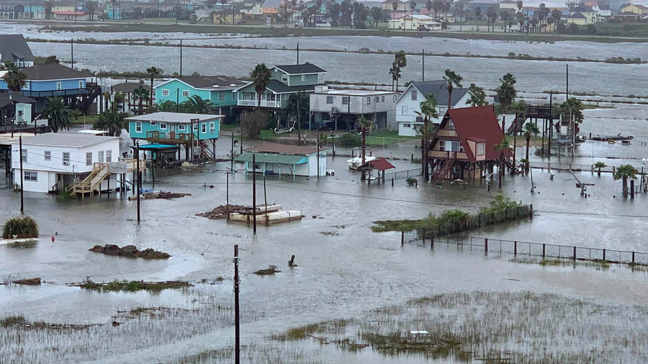 Estas imágenes muestran como sus calles están bajo agua y dificultan el tránsito vehicular.