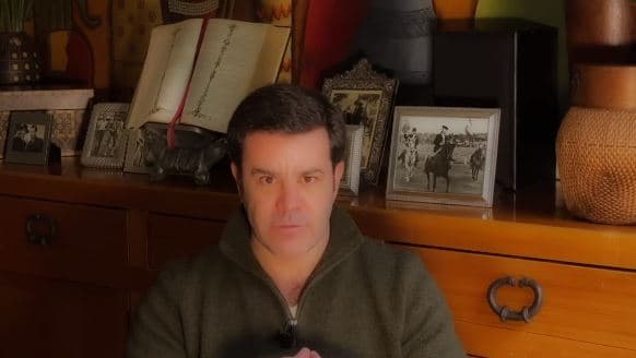 Manolo Arruza también reveló que su hermano era portador del Síndrome de Inmunodeficiencia Adquirida (SIDA).
<br>