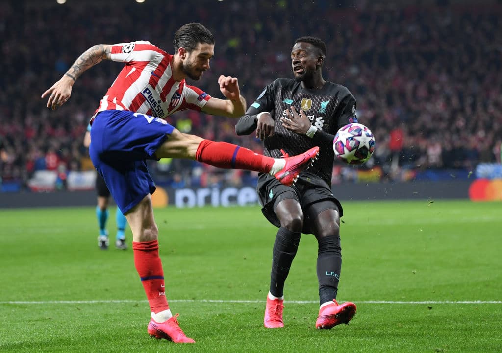 Origi trabaja a la defensiva y evita un centro del Atleti, se queda con el rebote y arranca la contra pero sin éxito.