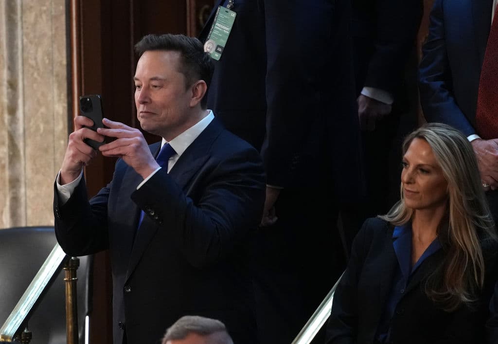 El asesor principal del presidente en la Casa Blanca y consejero delegado de Tesla y SpaceX, Elon Musk (izquierda), toma una fotografía antes del discurso del presidente de Estados Unidos, Donald Trump, ante una sesión conjunta del Congreso en el Capitolio de Estados Unidos el 04 de marzo de 2025 en Washington, DC. Estaba previsto que el presidente Trump se dirigiera al Congreso para hablar de los primeros logros de su presidencia y de su próxima agenda legislativa.