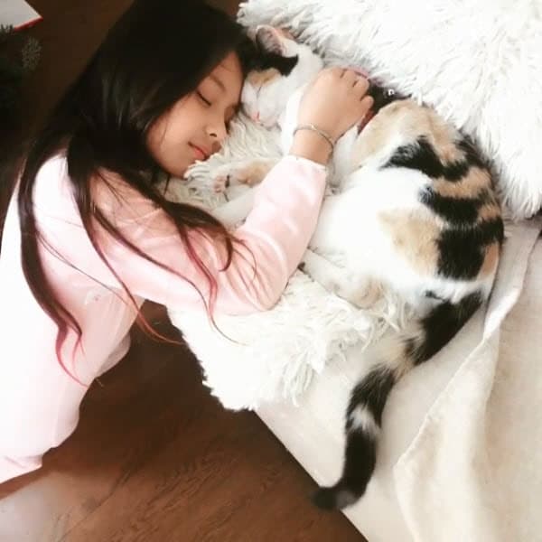 Aunque la pequeña no ha crecido al lado de su padre, 
<b><a href="https://www.univision.com/shows/el-gordo-y-la-flaca/alicia-machado-esta-lista-para-mostrarse-como-dios-la-trajo-al-mundo-una-vez-mas-video">Alicia</a></b> nunca ha escatimado palabras de amor para su hija: "Lo más grande de mi vida, mi única razón, el amor de mi vida. Mi compañera de vida, ¡I love you mami!", escribió la modelo en su Instagram.