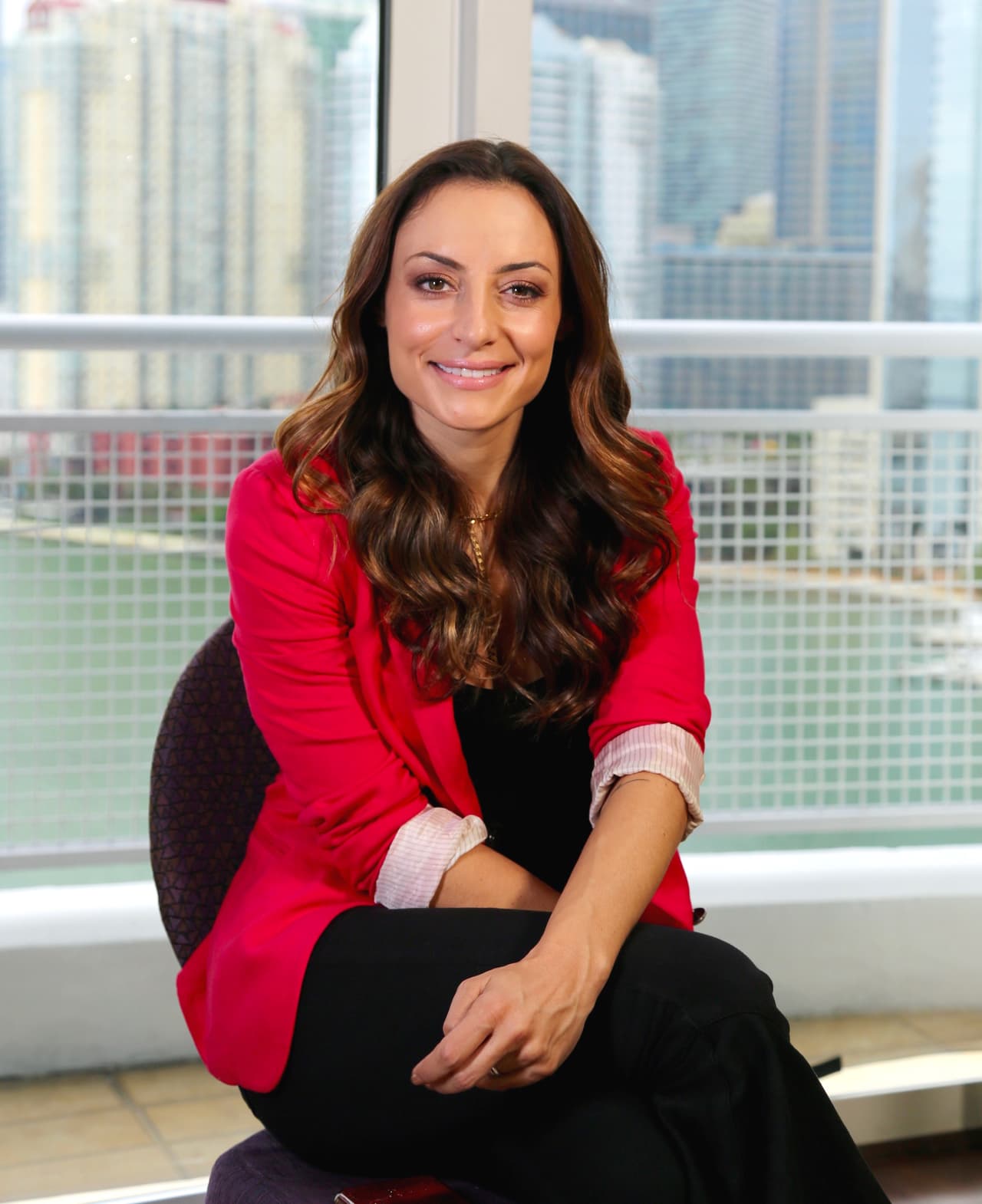 “A veces muchas mujeres piensan que si ya tienen cierta edad, están viudas o solteras, ya no deben encontrar el amor y creo que eso es un prejuicio que debemos derribar”, señaló.