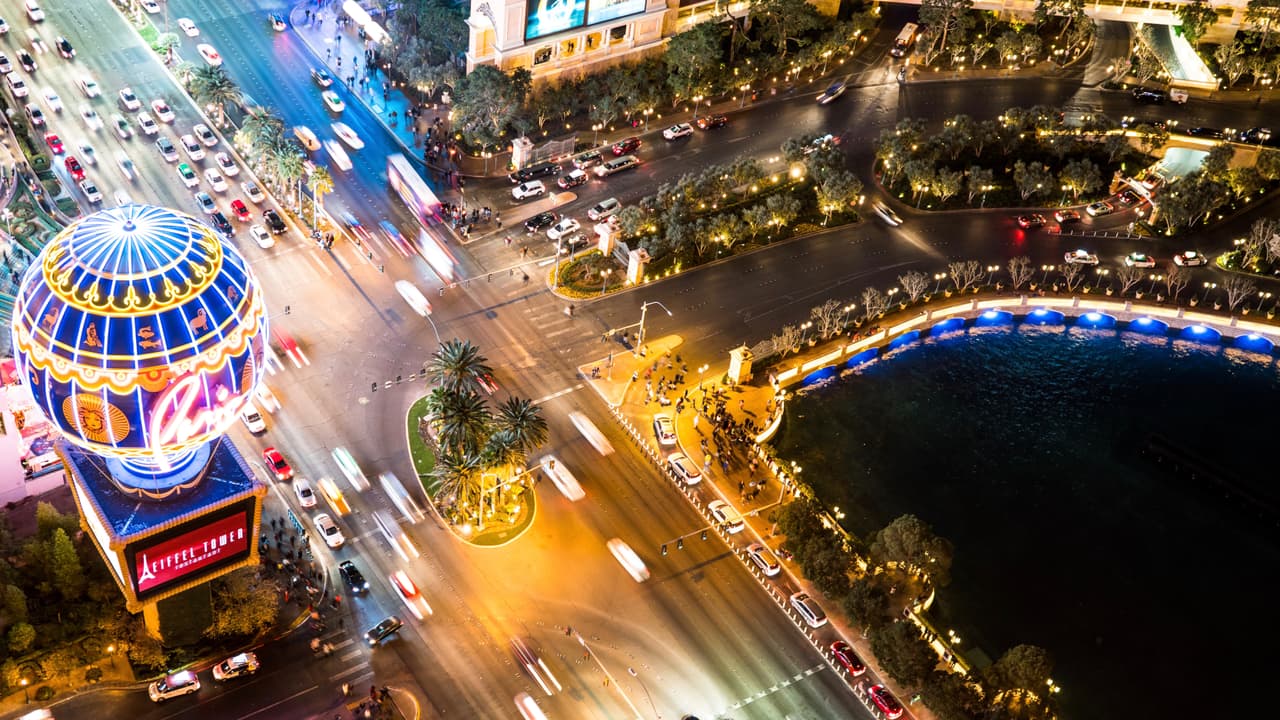 <h3 class="cms-H3-H3">10. Las Vegas, Nevada</h3>
<br>Tanto estímulo sensorial puede afectar los nervios. Los conductores de la ciudad millonaria son 
<b>6.44% más agresivos</b> que el chofer promedio en Estados Unidos.