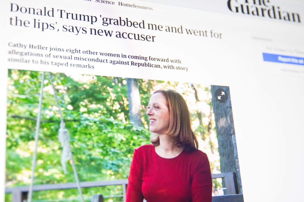 <b>Kathy Heller.</b> Aseguró al
<a href="https://www.theguardian.com/us-news/2016/oct/15/donald-trump-sexual-misconduct-allegations-cathy-heller"> <u> periódico The Guardian</u></a> que hace 20 años conoció a Trump en un brunch del Día de las Madres al que asistió con su esposo, tres hijos y otros familiares en la mansión Mar-a-Lago. Entonces Trump la agarró y le trató de dar un beso, ella se volteó esquivándolo y él se enfadó y le dijo "Ay, por favor". Luego la sujetó y la besó en la boca.