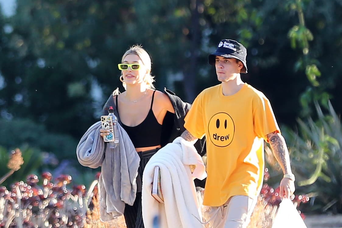 La pareja usó ropa informal para la ocasión. Bieber lució una camiseta de su línea de ropa Drew, zapatillas amarillas a juego y un sombrero de pescador.