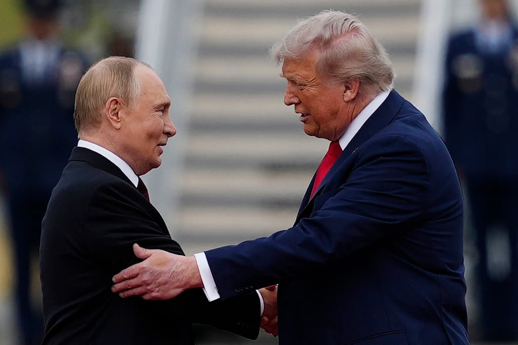 Trump y Putin se saludaron de manera cordial y sonriente al encontrarse en Alaska.
