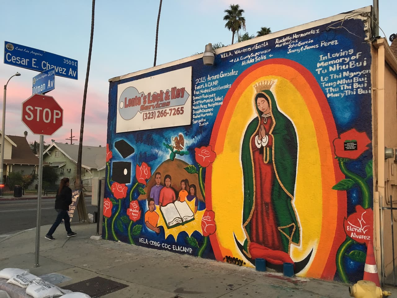 Un mural de la Virgen de Guadalupe sin grafito en una cerrajería del Este de Los Ángeles.
