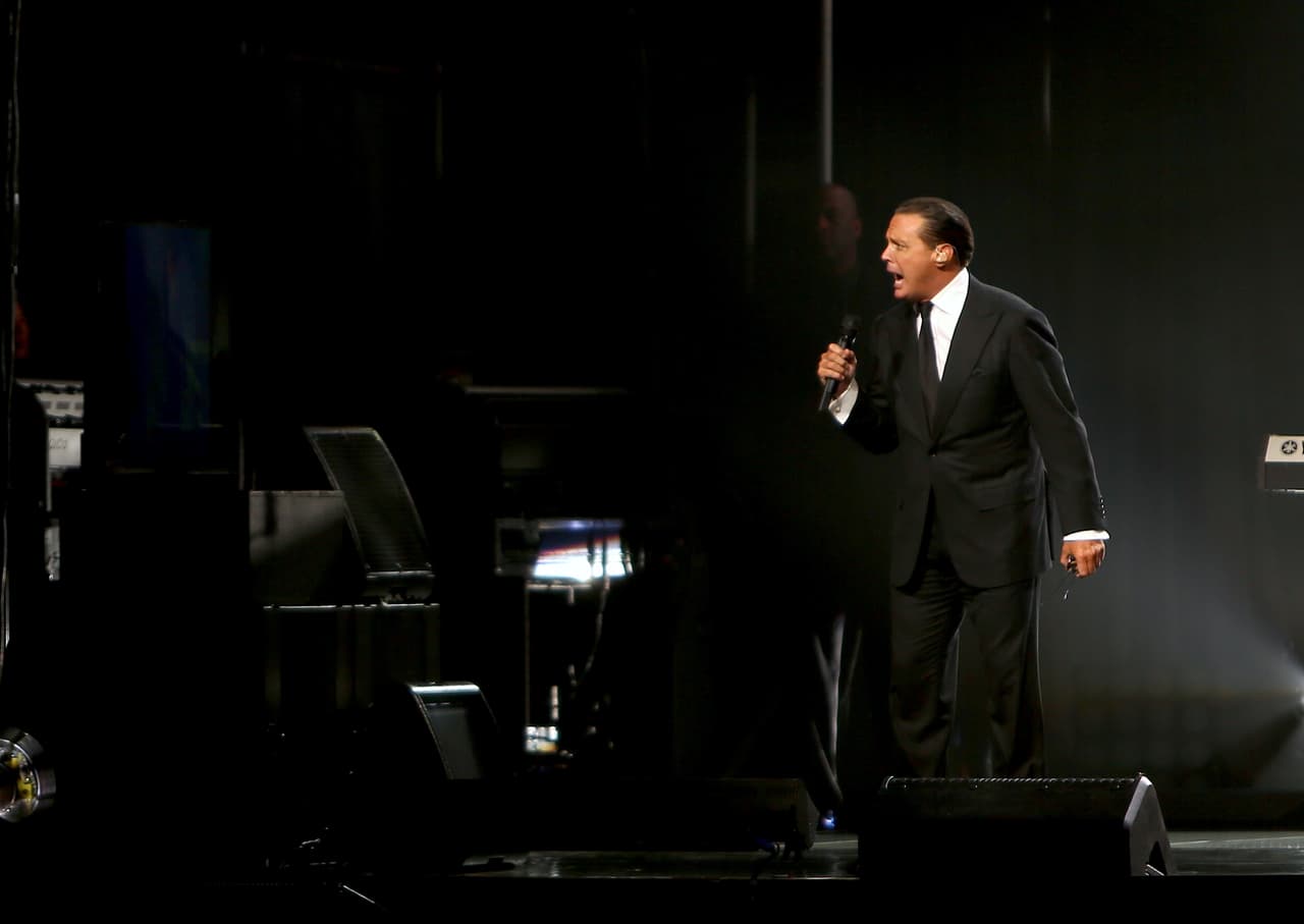 Luis Miguel vuelve a los escenarios estadounidenses, llevando su gira al American Airlines Arena, en Miami, el 10 de diciembre 2015.