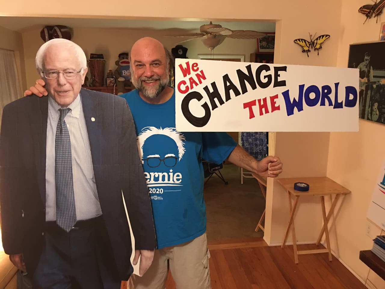 Allan Nichols, or ‘A.J.’ as he’s known, a dedicated and enthusiastic Sanders activist or ‘Victory Captain,’ welcomed Univision into his Miami Shores home to meet volunteers and watch him train some of them over the last couple of weeks.