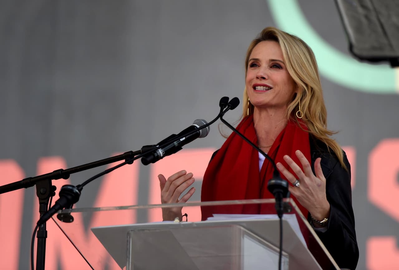 Algunas personalidades se sumaron a la marcha como Jennifer Siebel Newsom que habló a la multitud en el centro de Los Ángeles.