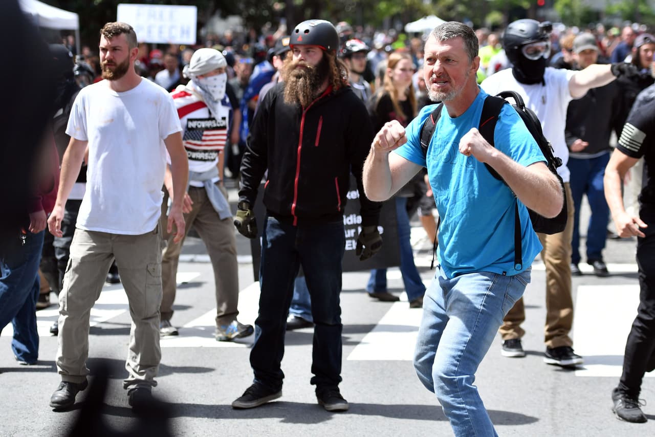 Crean un ‘Club de la pelea’ para atacar a los opositores de Trump en California, alerta el SPLC  