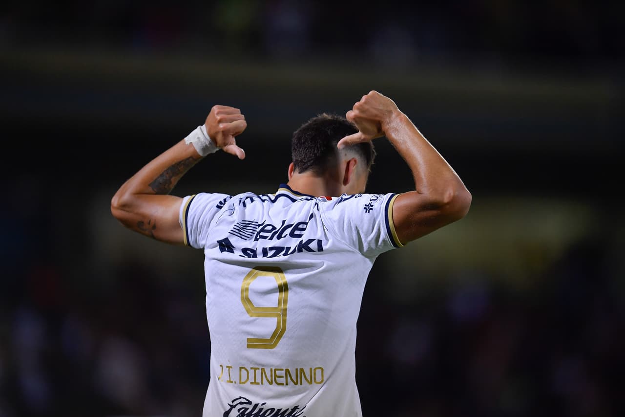 Pumas derrotó a Querétaro en la Jornada 13 y volvió a sumar puntos después de 10 fechas en el Apertura 2022. Eduardo Salvio y Juan Dinenno (con doblete) anotaron por parte de los universitarios, mientras que Ángel Sepúlveda descontó para los Gallos.