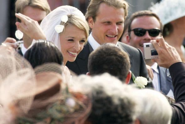 La pareja se unió en matrimonio en la Catedral de San Juan Bautista en Gironde. El vestido de la novia fue obra del reconocido diseñador John Galliano, y se dice que el lugar de la recepción fue decorado con más de 5 mil rosas blancas