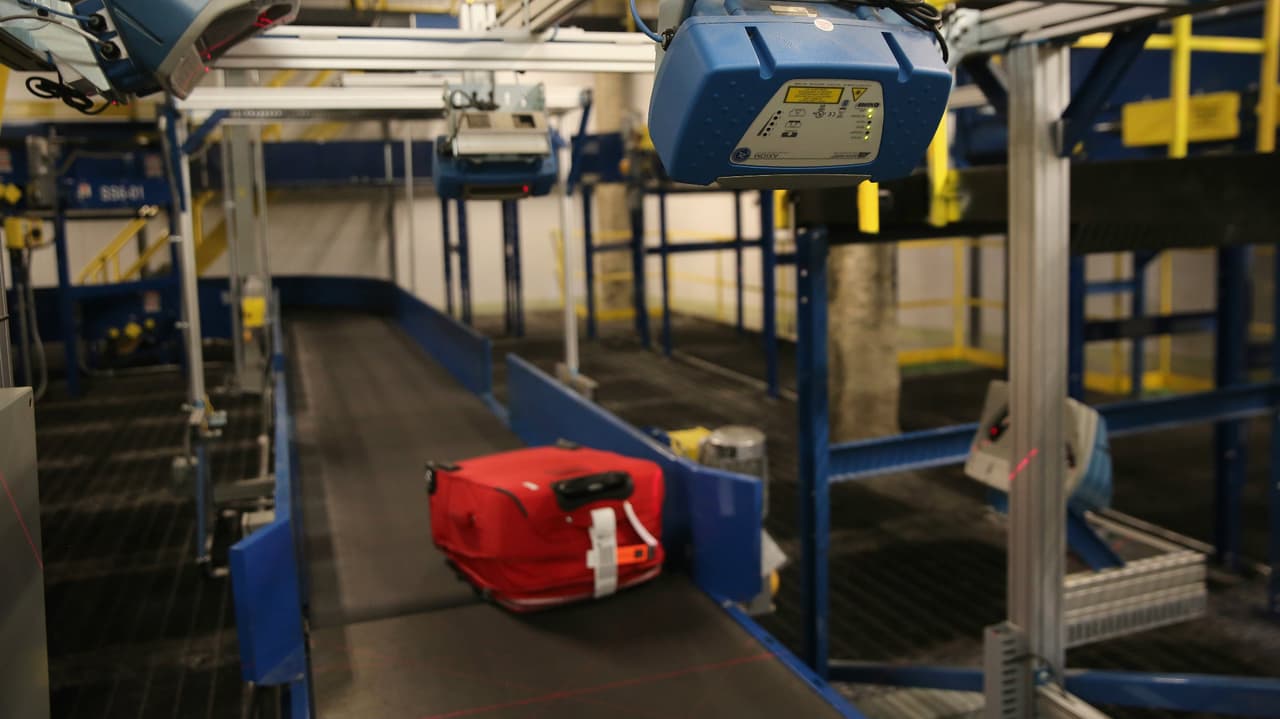 Una maleta pasa por un detector de explosivos en el Aeropuerto Internacional de Newark.