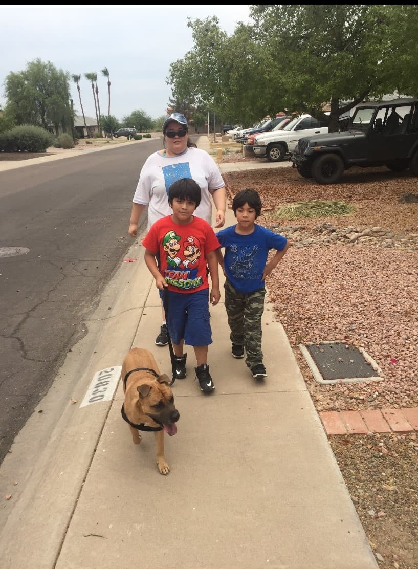 Chocolate es el perro de compañía de Karen, una joven autista.