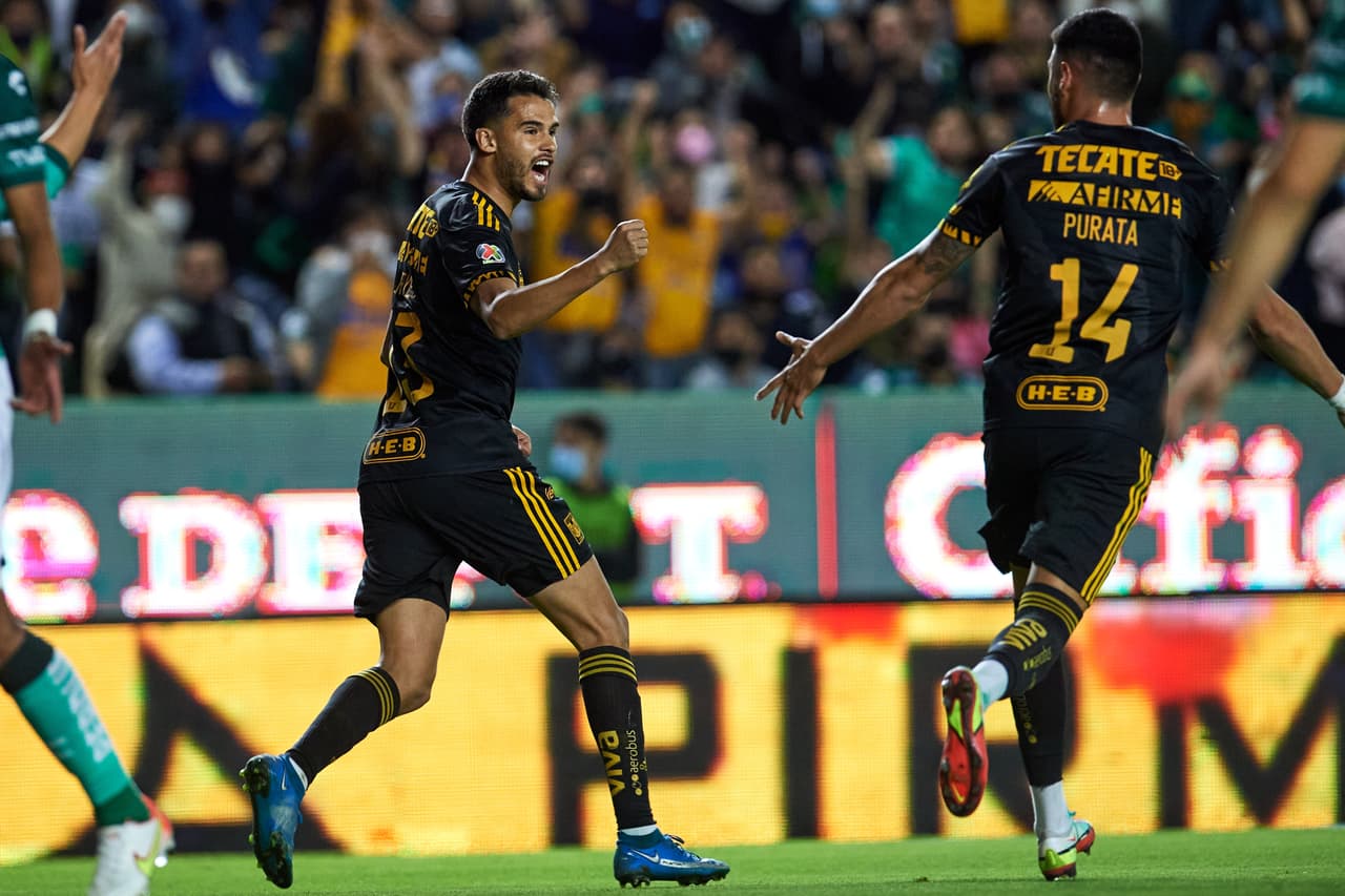 Al cuarto de hora, Tigres encontraba el empate por medio de Diego Reyes en un balón parado. León tendría que remar contra la corriente de nuevo.