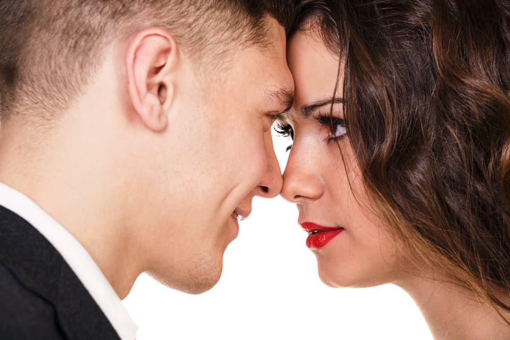 La mirada clara, no agresiva, de frente, es sinónimo de integridad y honestidad. La que se mantiene mucho rato puede ser lo contrario. Además ese tipo de mirada constante como escudriñadora tiende a irritar y poner nervioso a los demás, es la técnica de los interrogadores en los departamentos de policía. Debes saber diferenciar una de otra.