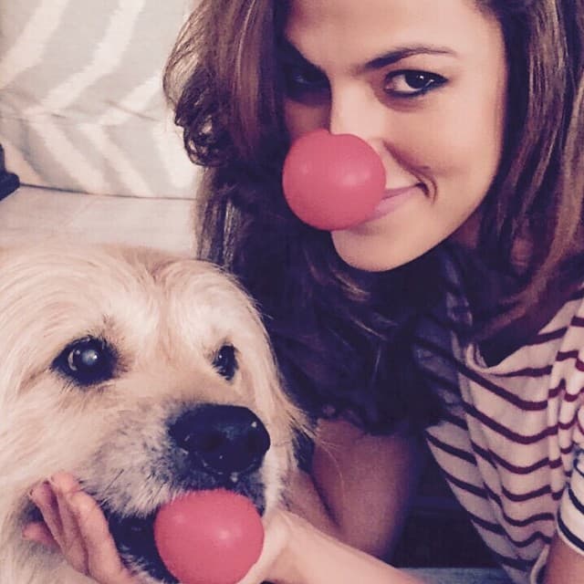 George es el perro de Ryan Gosling, pero Eva Mendes lo ama tanto, que no puede dejar de posar con él y consentirlo.