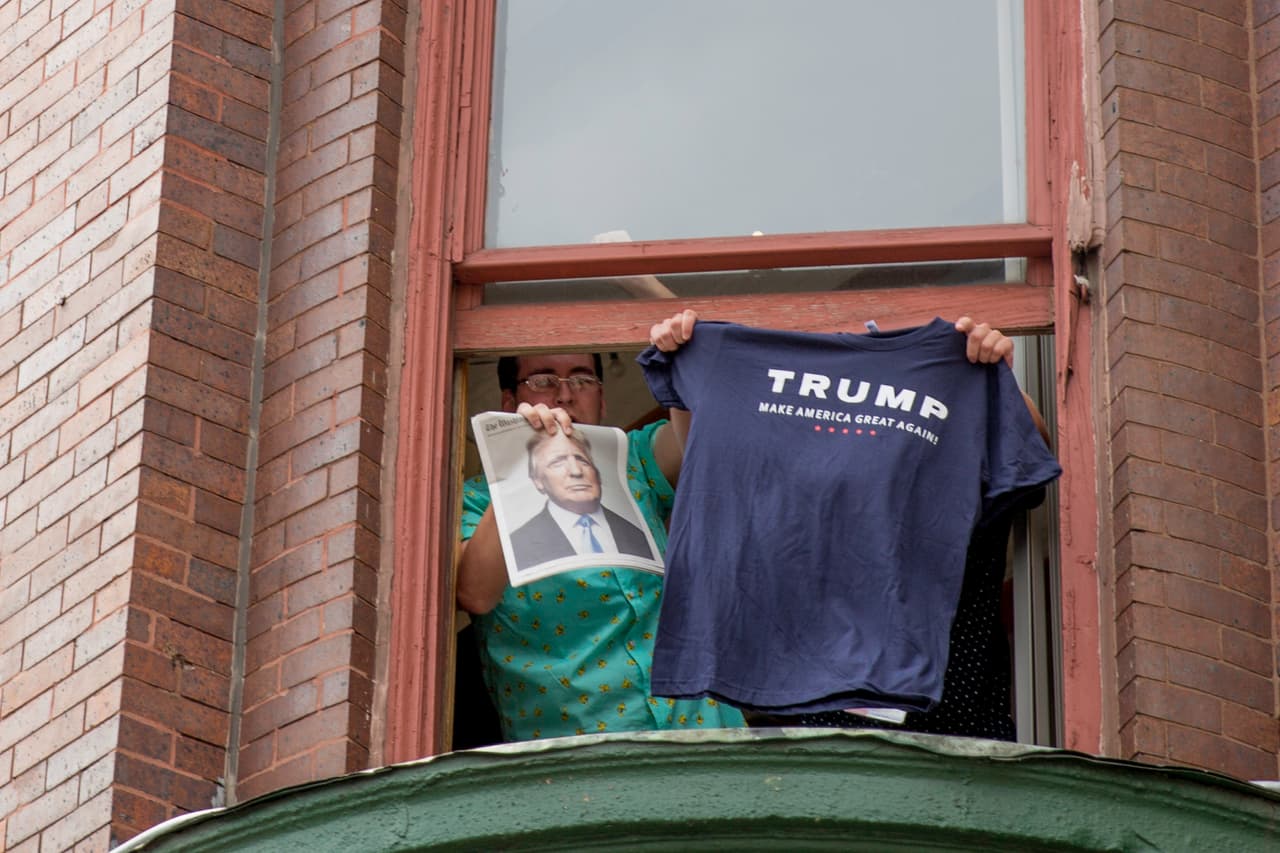 La ciudad se prepara para el discurso que Donald Trump pronunciará esta noche como el nuevo candidato republicano. Algunos gritan consignas por el recién nominado desde la ventana de un edificio.