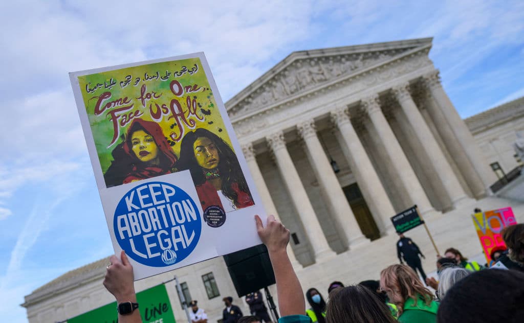 Oklahoma aprueba ley que prohíbe completamente el aborto e impone penas de 10 años de cárcel