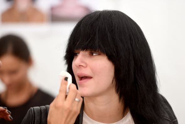 Usar raras pelucas no le importa y así la captamos en el backstage de la pasarela de Marc Jacobs, en la pasada edición de la Semana de la Moda de Nueva York.