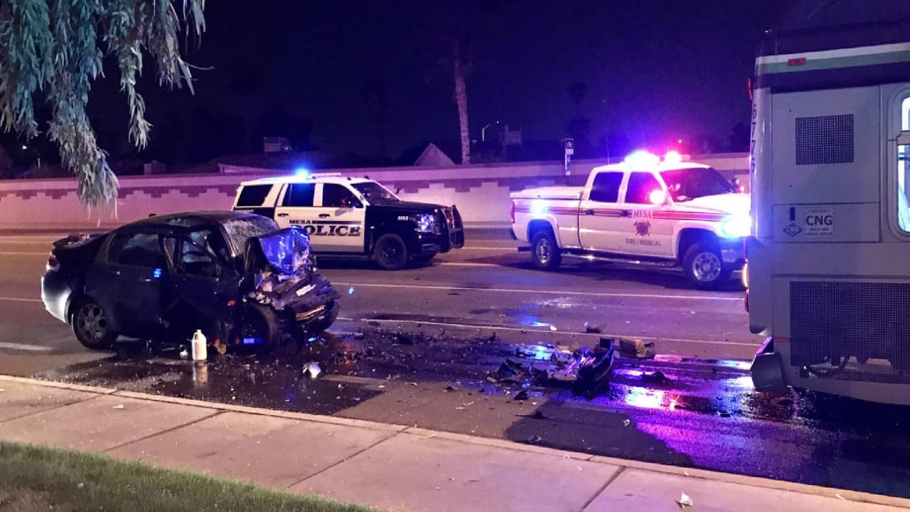 Conductor muere después de chocar su vehículo con un autobús