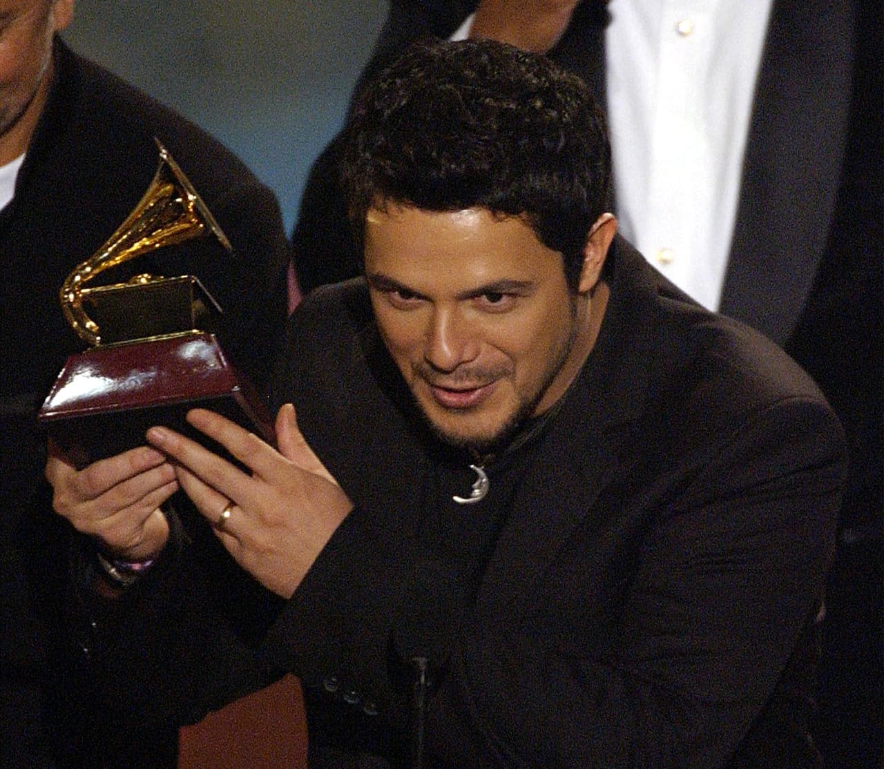 En 2004 se llevó a casa cuatro galardones en las categorías más importantes: Grabación del Año, Canción del Año, Álbum del Año y Best Male Pop Vocal Album, por su producción 'No Es Lo Mismo'.