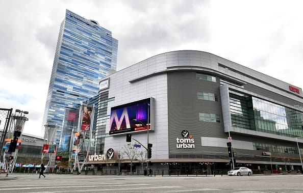 El centro de entretenimiento LA Live, en donde se realizan la mayoría de los conciertos, exposiciones y hasta los juegos de los Lakers ahora luce completamente vacío y el tránsito en sus calles aledañas es mínimo.
<br>