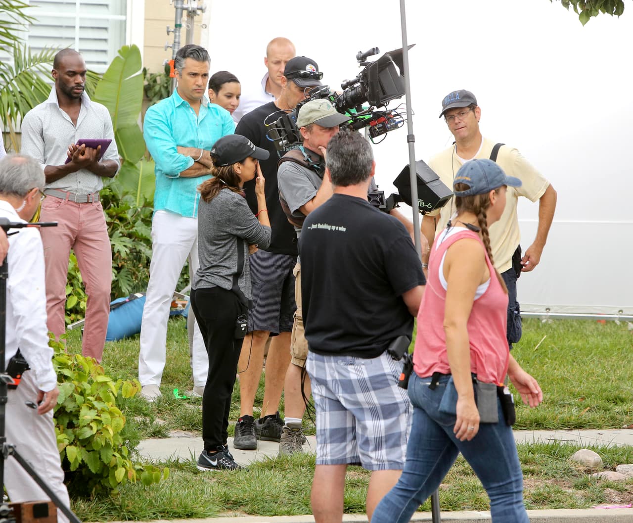Eva revisando la toma, con Camil al fondo.