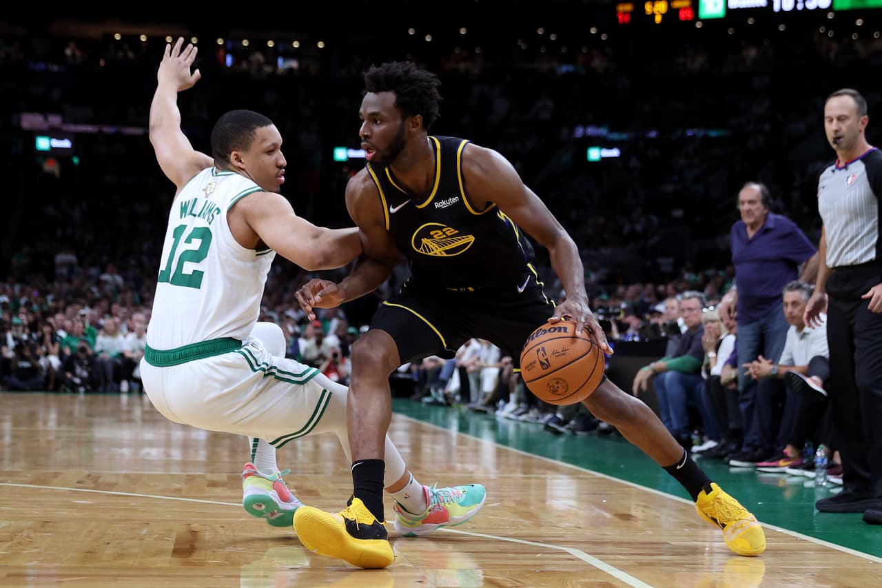 Con 43 puntos de un titánico Stephen Curry, los Golden State Warriors vencieron el viernes 107-97 en la cancha de los Boston Celtics y empataron 2-2 en las Finales de la NBA.