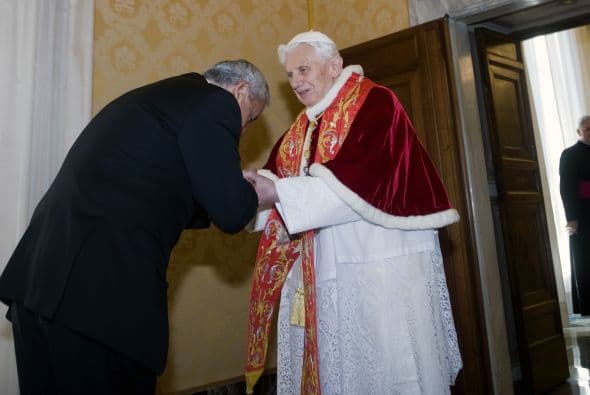 3. ¿Es verdad que Benedicto XVI tiene un marcapasos?Sí, es verdad que Benedicto XVI tiene un marcapasos. Lo tiene desde que era cardenal-prefecto de la Congregación para la Doctrina de la Fe.