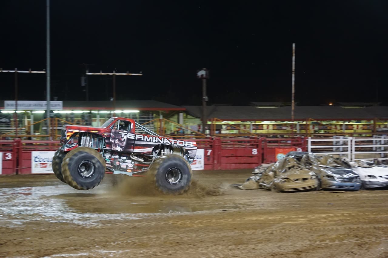 La 
<b>Feria del condado de Kern </b>se realiza desde 1916 y desde entonces ha llevado entretenimiento, cultura y gastronomía a las comunidades ubicadas al sur del Valle. En esta nueva versión, los juegos, las exhibiciones, los concursos y los rodeos despiertan el interés tanto de grandes y chicos. El popular 
<b>Monsters Truck</b>, está agendado para el 
<b>sábado 21 y domingo 22 a las 6.30</b> de la tarde, mientras que los 
<b>rodeos</b> se realizarán los días 26, 27 y 28 de septiembre a las 7.30 pm. El grupo musical 
<b>KC & The Sunshine Band </b>se presenta el jueves 19 a las 8 de la noche. Para más información de la totalidad de eventos, concursos y conciertos visita la página 
<b>www.kerncountyfair.com/events.</b>
<br>
<br>
<b>¿Cuándo?</b>: Entre el 18 y 29 de septiembre.
<br>
<b>¿Dónde?. </b>Kern County Fairground,
<b> </b>1142 S P St. Bakersfield, CA 93307
<br>
<b>Valor: </b>Adultos: $12 en puerta, $10 antes del evento. Niños: $5 en puerta, $4 pre-venta.
<br>