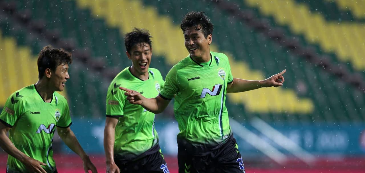 Vuelve el futbol con estrictas medidas y festejo de gol a distancia en Corea del Sur