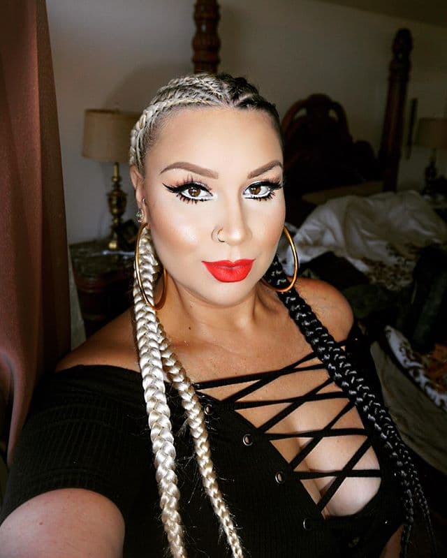 El plus en cada outfit de "La Grande de la Banda" es enfatizar sus facciones con maquillaje más cargado.