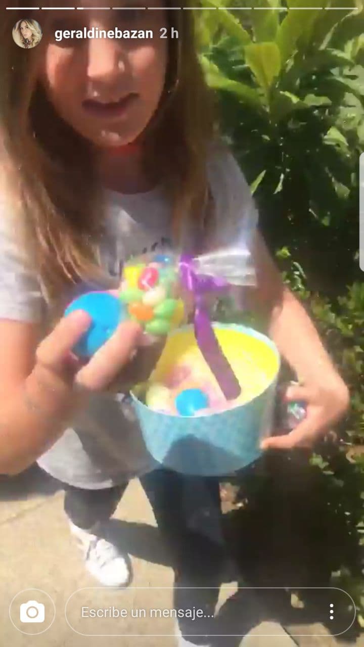 Elisa mostró como su mamá les puso una sorpresa en algunos huevos.