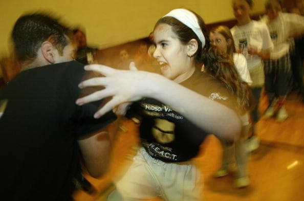 Una niña evitó que la secuestraran con una clave secreta: ¿sabes qué trucos puedes enseñar a tus hijos para evitar un rapto?