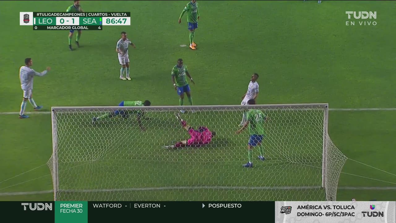 ¡Es factor! Frei se queda con la pelota ante puntazo de Meneses