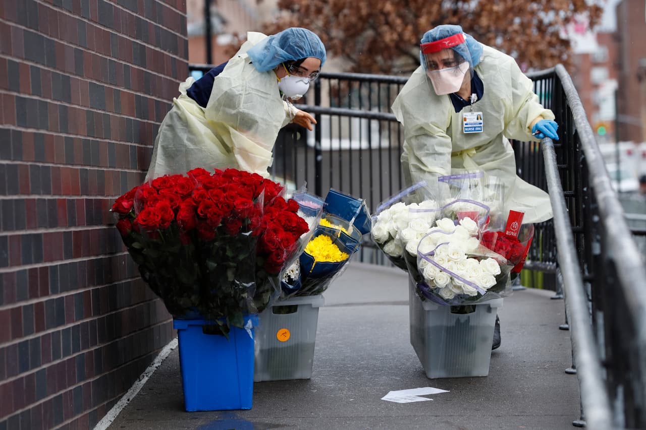 <b>Un apoyo a los médicos y pacientes.</b> Las enfermeras de la sala de emergencias del hospital de Elmhurst de Nueva York, transportan varios cubos con flores que fueron enviadas al centro de salud, uno de lo más afectados en la ciudad. 28 de marzo.