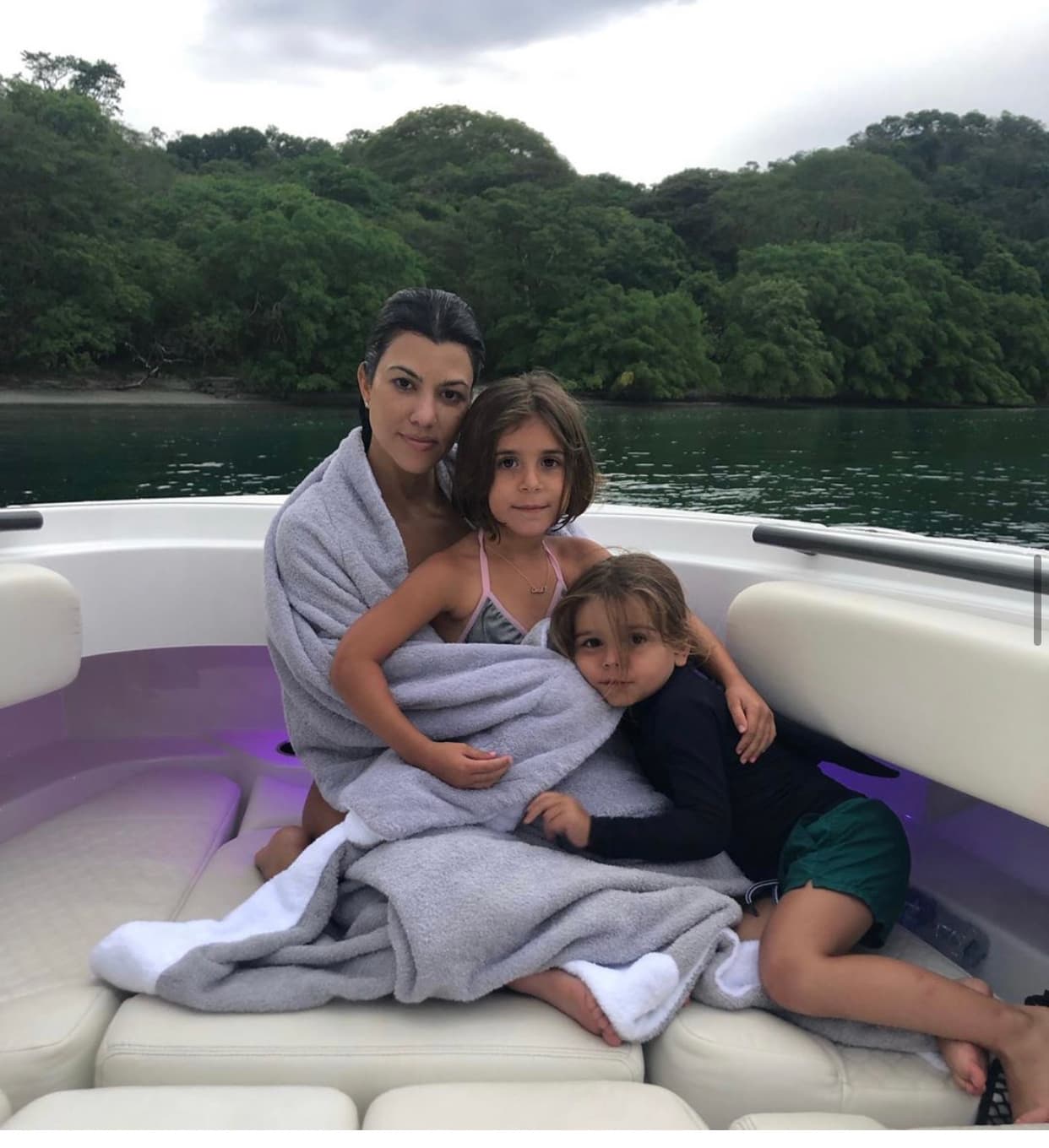 Según 
<b><a href="https://www.etonline.com/kourtney-kardashian-claps-back-at-fan-who-said-she-should-cut-son-reigns-long-hair-135215" target="_blank">ET Online</a></b>, Penélope (al centro), la segunda hija de Kardashian y Disick, tuvo su primer corte hasta febrero pasado, cuando tenía 6 años.