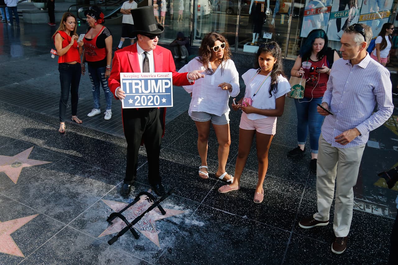 Esta no es la primera vez que la estrella de Trump es vandalizada: en octubre de 2016
<a href="https://www.univision.com/los-angeles/kmex/noticias/vandalismo/destrozan-a-martillazos-la-estrella-de-donald-trump-en-el-paseo-de-la-fama-en-hollywood">la estrella del entonces candidato republicano a las elecciones fue destruida.</a>