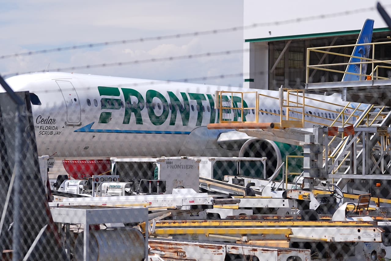 El avión de pasajeros número n646fr de Frontier Airlines se encuentra estacionado frente al centro de operaciones técnicas de la aerolínea junto con otros aviones que se preparan para operar al norte del Aeropuerto Internacional de Denver, el sábado 9 de mayo de 2026, en Denver. (Foto AP/David Zalubowski)