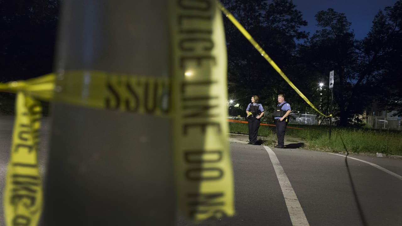 Encuentran a un hombre hispano baleado en un callejón de West Rogers Park