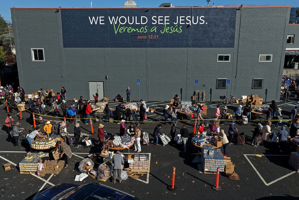 <b>"Veremos a Jesús",</b> proclama el mensaje de la organización Shiloh Mercy House, 
<b>en Oakland, California,</b> a donde miles de personas se dieron cita el 24 de noviembre. Allí recibieron alimentos para que puedan disfrutar de la cena de 
<b><a href="https://www.univision.com/noticias/meteorologia/prevision-tiempo-semana-accion-gracias-eeuu" target="_blank">Acción de Gracias (Thanksgiving).</a></b>