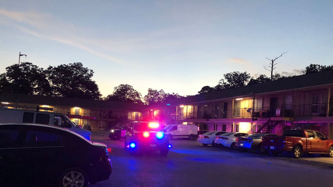 Mueren baleados un hombre y una mujer en un complejo de apartamentos al norte de Houston