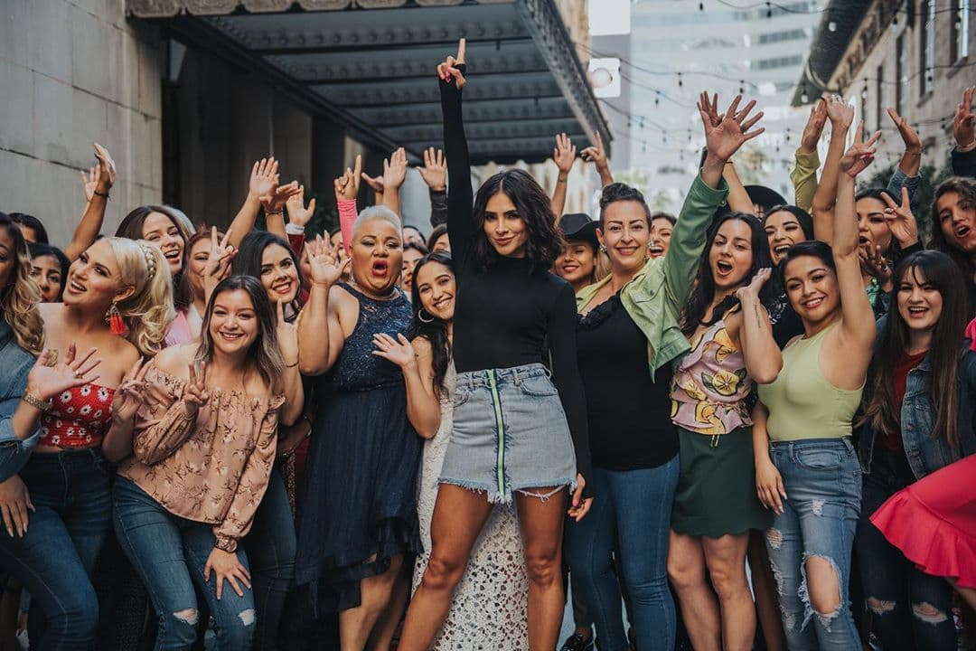 La mexicana que hace 12 años se presentó por primera vez ante las cámaras de Univision, dispuesta a aprender todo lo necesario para ser el nuevo rostro de la cadena de televisión (clases de baile, pasarela, dicción, teleprompter y entrenamiento físico), sabe que enfrentarse a una mesa de jueces no es fácil, menos conquistar al público. Pero su historia de vida es el aliciente necesario para todas estas aspirantes.