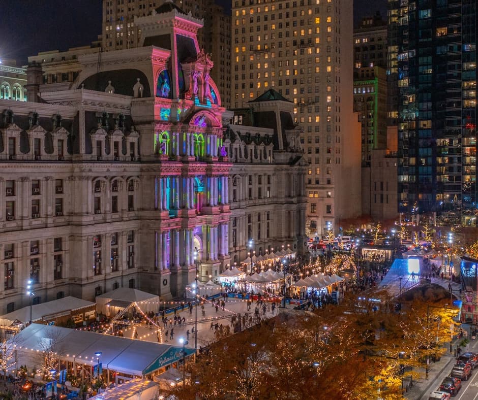 <b><a href="https://centercityphila.org/parks/dilworth-park/winter">Winter at Dilworth Park (Hasta el 26 de marzo)</a></b>. Todas las atracciones populares de invierno de Dilworth Park regresan a partir de noviembre. La pista de hielo de Rothman Orthopaedics volverá a ofrecer patinaje los siete días de la semana, Greenfield Lawn albergará topiarios de renos en Wintergarden y la fachada oeste del histórico ayuntamiento volverá a estar iluminada por el espectáculo de luces Deck the Hall, entre otros.