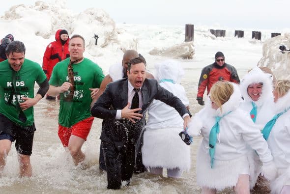 ¡Lo hizo!Mira lo congelado que quedó el comediante Jimmy Fallon luego de aceptar el reto que le hizo el alcalde de Chicago Rahm Emanuel de lanzarse a las congeladas aguas del Lago Chicago durante el Polar Plunge 2014 y con un temperatura de 2 grados