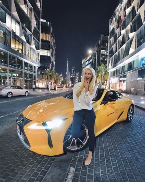 O un paseo en la noche, por el 'Design District' de Dubai, a bordo de este 
<b>Lexus LC500h </b>(cuyos precios inician en 97,000 dólares). Este modelo híbrido cuenta con un motor V6 de 3.5 litros y un propulsor eléctrico, los cuales combinados generan 354 caballos de fuerza.
